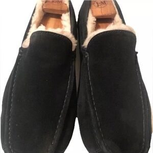 UGG Ascot Men's Size 11 Black Suede Slippers Pre-loved Great Condition!